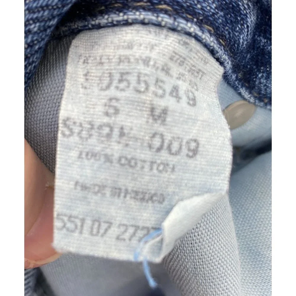 Lee Jeans features 	•
